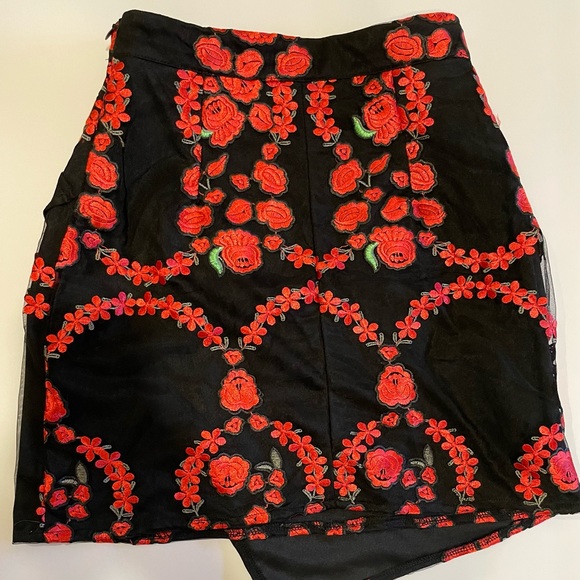 Missguided. Rose Embroidered Mini Skirt. Womens. Size 0. Black with Red Roses. - Picture 7 of 9